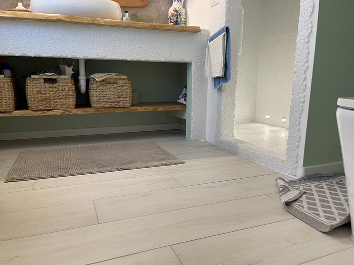 immagine pavimento in laminato chiaro e doccia